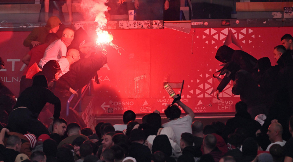 Πώς ξεκίνησαν τα επεισόδια στο Βελιγράδι - Οπαδοί του Αστέρα παίρνουν θέσεις μάχης απέναντι στην αστυνομία (video)