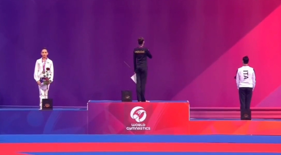 Σάλος στη Σόφια με 15χρονη Ρωσίδα αθλήτρια που γύρισε την πλάτη στην ουκρανική σημαία