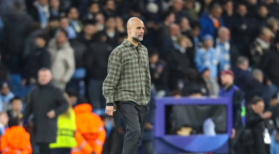 Όταν όλοι περιμένουν  να δουν το παιχνίδι και καταλήγουν να σχολιάζουν ένα πουκάμισο