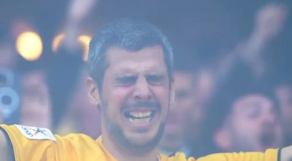 «Ούτε όταν γέννησα τα παιδιά του δεν έκλαψε»: Το επικό σχόλιο της συζύγου του πιο viral ΑΕΚτζη!