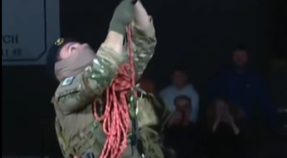 Καταδρομική... επίθεση σε γήπεδο της Γαλλίας - Κομάντο κατέβηκε από την οροφή πριν το τζάμπολ (video)