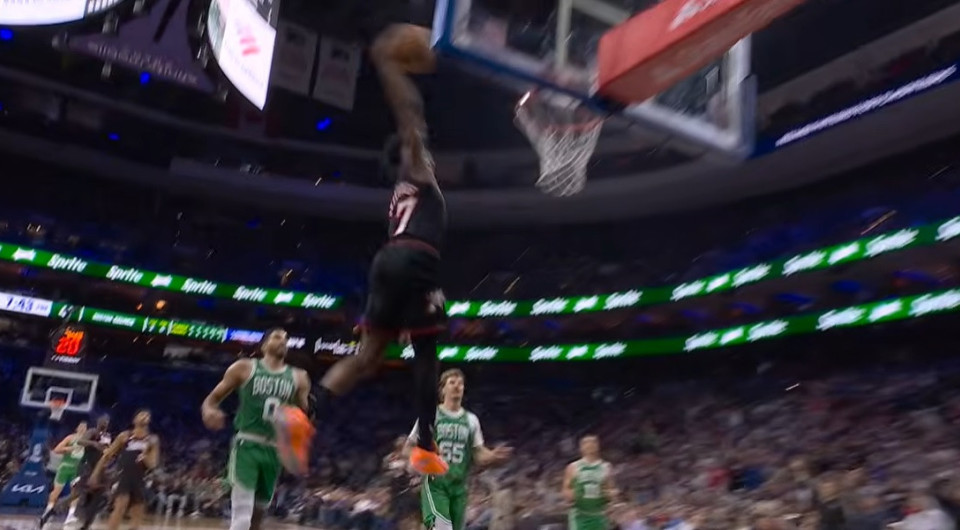 Με clutch ΛεΜπρόν και... ιπτάμενο Έτζκομπ το Top 10 του ΝΒΑ (video)