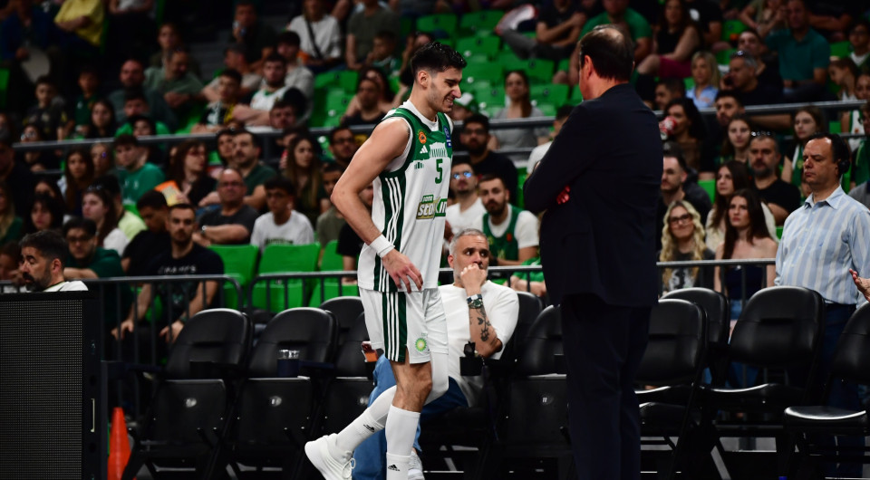 Αγωνία στον Παναθηναϊκό: Στα αποδυτήρια μετά τον τραυματισμό στον αστράγαλο ο Καλαϊτζάκης