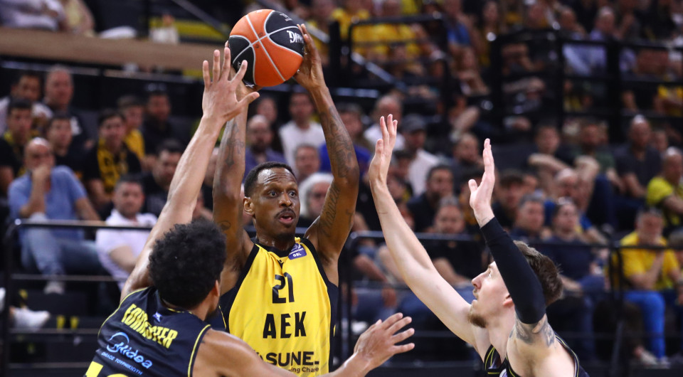 «Έβρεξε» καλάθια στο πρώτο μέρος στη Sunel Arena: Επιθέσεις... φωτιά από ΑΕΚ κι Άρη (videos)