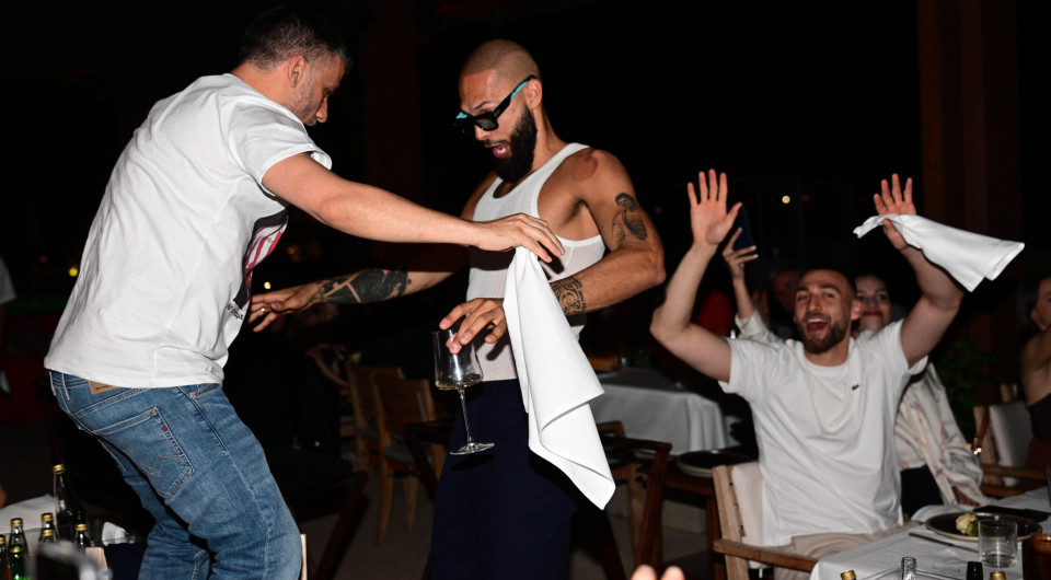 Το τσιφτετέλι του Φουρνιέ και τα αυτοκόλλητα «Μπαρτζώκας»: Η παρακάμερα από το ξέφρενο γλέντι του Ολυμπιακού