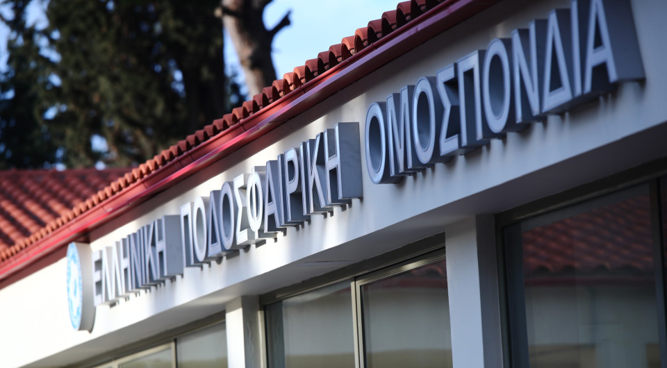 Οι μετεγγραφικές περίοδοι για τη σεζόν 2026/27 - Τι ισχύει για επαγγελματίες και ερασιτέχνες ποδοσφαιριστές