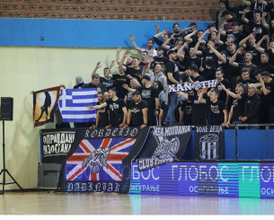 Οπαδοί του ΠΑΟΚ με πανό στα ελληνικά στο επεισοδιακό παιχνίδι του χάντμπολ