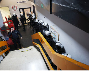 Θυμίζει εμπόλεμη ζώνη: Ανάμεσα σε αστυνομικούς οι παίκτες της ΑΕΚ περιμένουν αν θα παίξουν με την Παρτιζάν (pics)