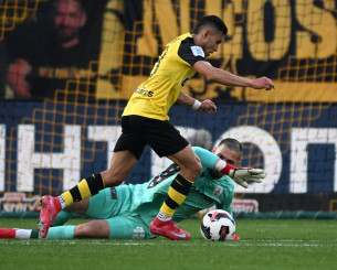 τεστ: Αυτό είναι το πέναλτι της ΑΕΚ - Γιατί ο Μπριχ έδωσε πρώτα κόκκινη και μετά κίτρινη στον Κοτάρσκι (pics)- Clone