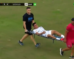 Τρελό σκηνικό σε αγώνα της Αργεντινής - Τραυματιοφορέας έριξε κάτω αντίπαλο παίκτη και προκάλεσε χαμό στο γήπεδο (vid)