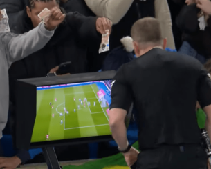 Απίθανο σκηνικό στο Μπράιτον - Νότιγχαμ με τους φίλους των γηπεδούχων να προσφέρουν... λεφτά στον διαιτητή που τσέκαρε την οθόνη του VAR