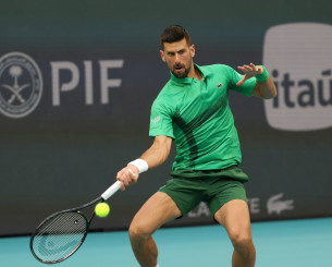 Η χειρονομία στήριξης του Τζόκοβιτς για τις διαδηλώσεις στη Σερβία (video)