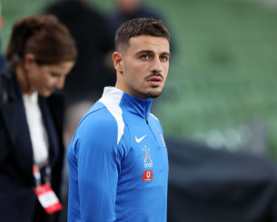 Ναι στους Έλληνες… αλλά από το πάνω ράφι