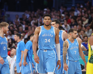 H FIBA αποθεώνει τον Γιάννη Αντετοκούνμπο: «Διαθέτει απίστευτη αθλητικότητα, σκοράρει κατά βούληση»