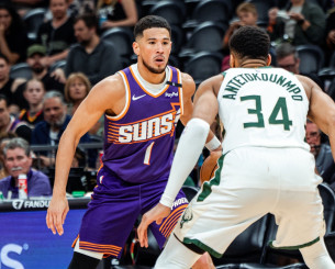 Ο Γιάννης Αντετοκούνμπο... προκαλεί τον Ντέβιν Μπούκερ: «Θα μπορούσαμε να φοράμε την ίδια φανέλα»