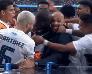 Ο πιο viral και περίεργος πανηγυρισμός της χρονιάς - Παίκτες ανέβηκαν στο stage και αγκάλιασαν τον Ανρί