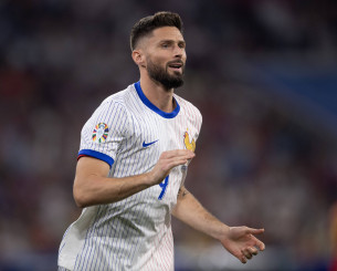 Η Γαλλία βραβεύει τον Ζιρού πριν το ματς με την Κροατία