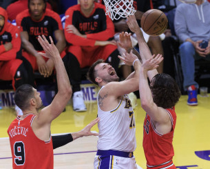 Τρελό φινάλε στο Μπουλς-Λέικερς με buzzer-beater από το logo (vid)