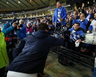 Η στιγμή που ο Καρέτσας παίρνει τη φανέλα του ΠΑΟΚ για να πανηγυρίσει (pics)