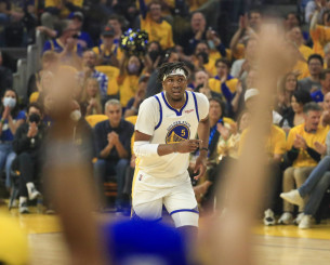 Πρώτο τρίποντο μετά από τέσσερα χρόνια - Ο σέντερ των Γουόριορς τα... κατάφερε! (vid)