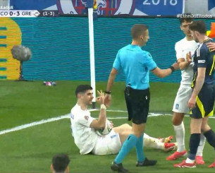 Ο Κρίστι έκανε... τσαμπουκά στον Κουλιεράκη και αυτός του έδειξε τρία δάχτυλα (vid)