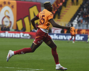 Ξέφυγε η κατάσταση - Οπαδός της Γαλατασαράι απειλεί τον γιο του προέδρου της Νάπολι για τη μεταγραφή του Όσιμεν