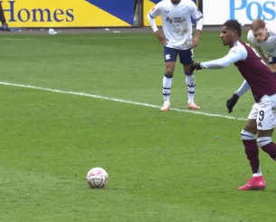 Απίθανο - Ο Ράσφορντ σκόραρε με πέναλτι χωρίς να κοιτάξει καν την μπάλα (vid)