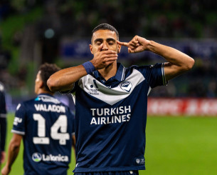 Ο Βέργος ήταν... on fire, πέτυχε δυο γκολ σε τρία λεπτά στη νίκη της Μέλμπουρν Βίκτορι! (vid)