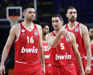 Μένει στον Ολυμπιακό ο Λαρεντζάκης, ανανεώνει ο Παπανικολάου