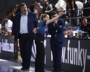 Πρόστιμο και απαγόρευση εισόδου στα γήπεδα για 2 χρόνια στον οπαδό που πέταξε καρεκλάκι στο Πανιώνιος – Ολυμπιακός