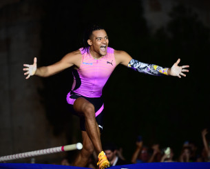 Σπουδαίος Καραλής: Νίκησε στο Fly Athens με 6.00μ μπροστά στο ελληνικό κοινό