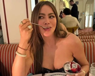 Πιο άβολο δεν γίνεται - Η Σοφία Βεργκάρα αγκάλιασε διάσημο αθλητή και η σύζυγός του μπήκε στη μέση για να τους απομακρύνει (video)