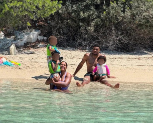 Ο Αντετοκούνμπο κάνει διακοπές στον... παράδεισο του Σκορπιού - Σε ποια παραλία κολύμπησε