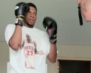 Ο Αντετοκούνμπο το... γύρισε στο μποξ και προπονείται μαζί με την σύζυγό του (video)