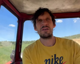 Ο Μαριάνοβιτς... καβάλησε το τρακτέρ και βοήθησε τον πατέρα του στα χωράφια (video)