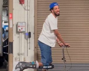 Ο Χαλιμπάρτον «τσουλάει» με τραυματισμένο πόδι και κάνει επική είσοδο (video)