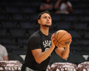 Η ιστορία του Μπριν Φορμπς: Ο παίκτης που συμφώνησε με τον Άρη πήρε δακτυλίδι με τον Γιάννη, αλλά μετά «κόπηκε» από το NBA