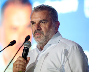 Η Super League βράβευσε τον Άγγελο Ποστέκογλου: «Να σας κάνω υπερήφανους, την Ελλάδα και την Αυστραλία»