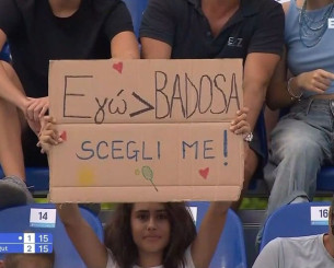 Ο Τσιτσιπάς δέχθηκε... ερωτική «επίθεση» από Ιταλίδα θαυμάστρια του (video)