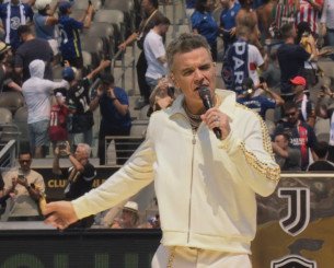 Ο Ρόμπι Γουίλιαμς τραγούδησε τον νέο ύμνο της FIFA!