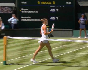 Η Σαμπαλένκα πήγε νερό σε θεατή που λάμβανε ιατρική βοήθεια την ώρα του ημιτελικού (video)