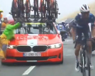 Τρόμος στον Γύρο Γαλλίας: Αυτοκίνητο παρέσυρε θεατή λίγο πριν την κορυφή των Πυρηναίων (video)