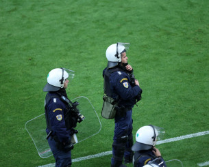 Σοβαρά επεισόδια στην Πάτρα! Ξύλο και διακοπή αγώνα - Φίλαθλος υπέστη έμφραγμα! (photos, video)