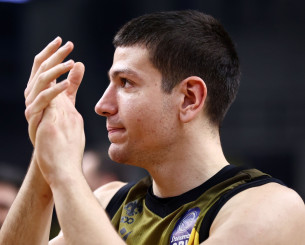 Φλιώνης για το νέο συμβόλαιο με την ΑΕΚ Betsson: «Τιμή που αποτελώ μέλος αυτής της οικογένειας»