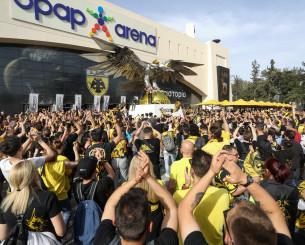 Προσαγωγές οπαδών της ΑΕΚ με σημαίες της Παλαιστίνης