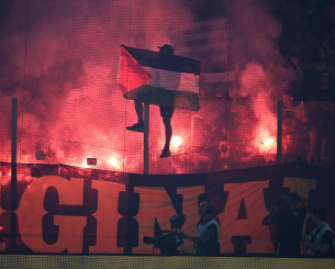 Οπαδοί της ΑΕΚ με σημαίες της Παλαιστίνης στην «OPAP Arena»