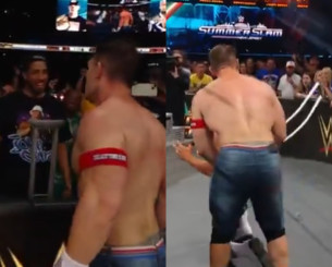 Ο Χαλιμπάρτον πήγε σε αγώνα του WWE και ο Τζον Σίνα χρησιμοποίησε την πατερίτσα του ως... όπλο (video)