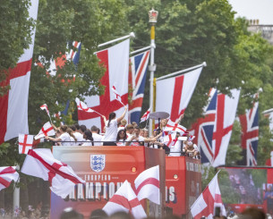 «Βούλιαξε» το Λονδίνο με πάνω από 65.000 κόσμου για την πρωταθλήτρια Εθνική γυναικών της Αγγλίας