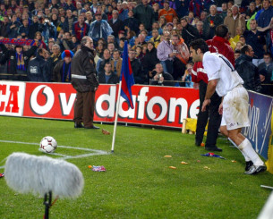 Από τους δονητές στις γουρουνοκεφαλές: Τα πιο παράξενα πράγματα που έχουν πετάξει οπαδοί στα γήπεδα