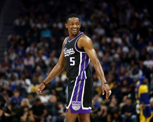 Για τέσσερα ακόμη χρόνια στους Σπερς ο Ντε'Άαρον Φοξ